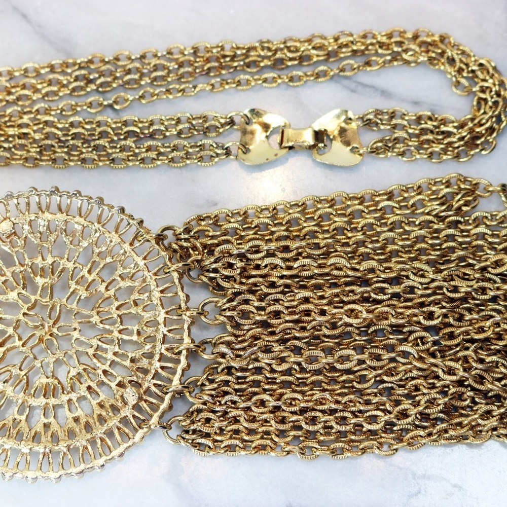 🔱 Gorgeous Vintage 1970s Gold Plated Tassel Chain Round Medallion Necklace 🔱 - Picture 10 of 16